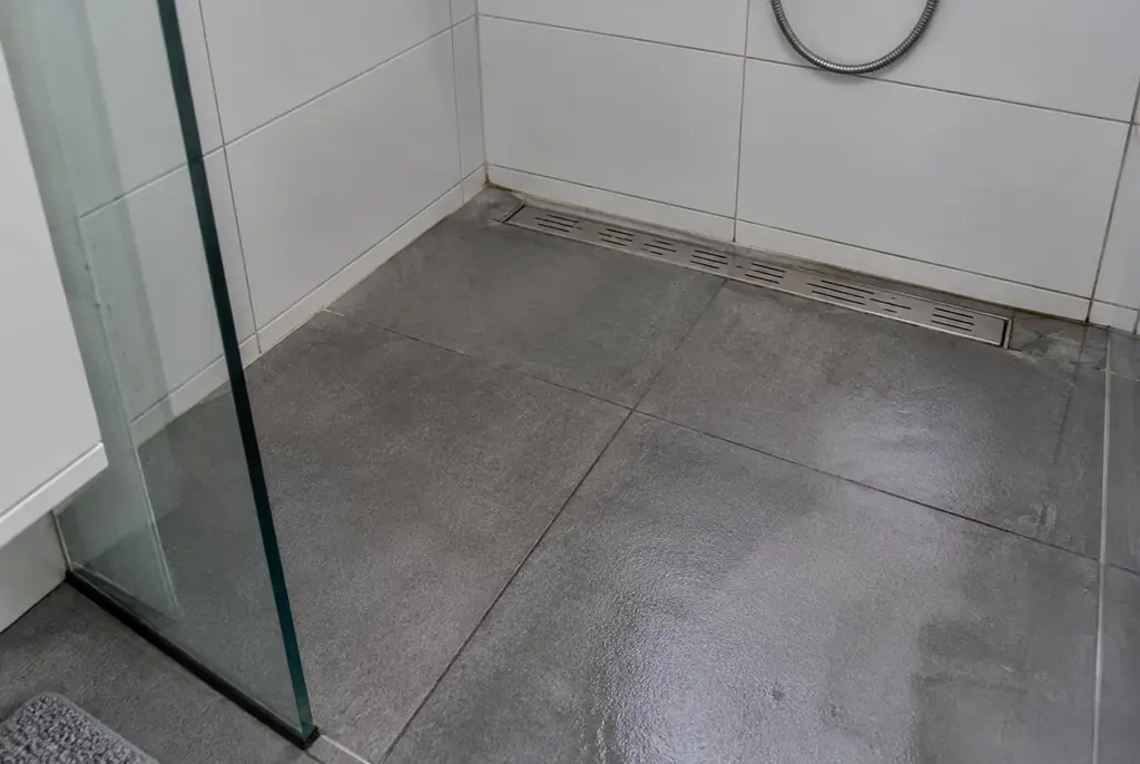 Lekdetectie Ankeveen – lekkende inloopdouche met natte voegen