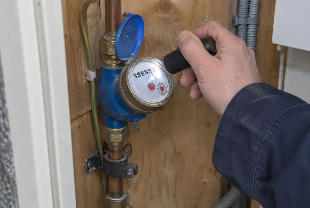 Lekdetectie Ankeveen – watermeter in de meterkast controleren met een zaklamp